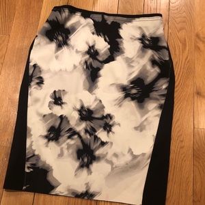 T Tahari skirt with cream/gray flower design.